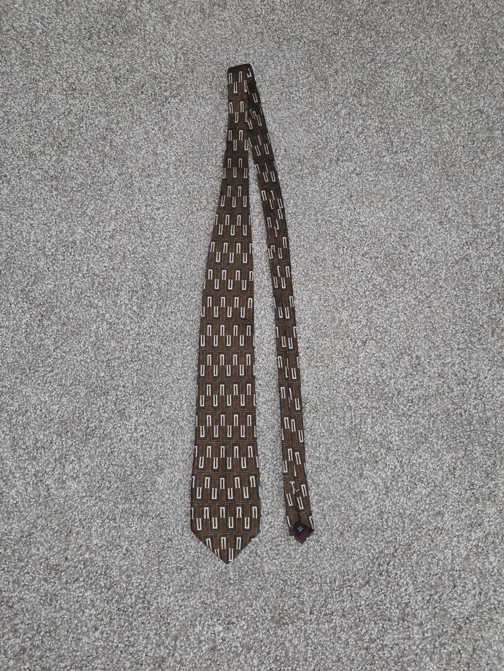 Brown Geometric Men's Tie - Stylish Patterned Accessory
